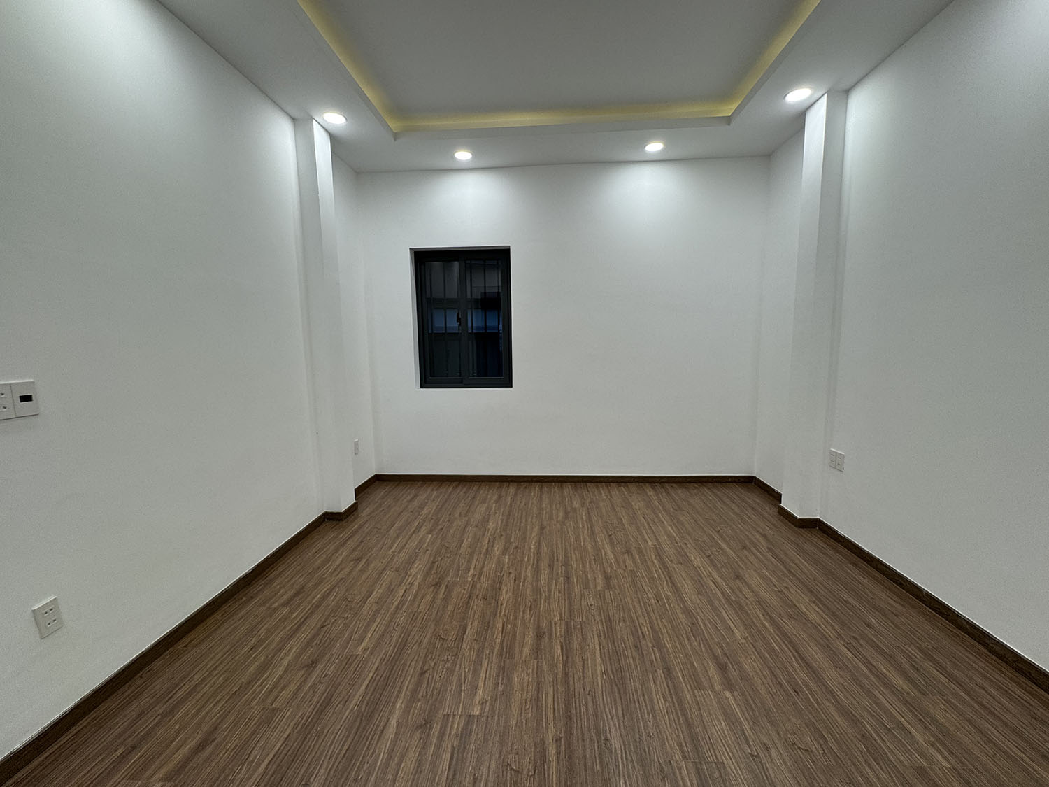Nhà phố 3lầu (4,05m x 22,5m) có sân đổ ôtô, thiết bị ccấp khu kdoanh Nguyễn Thượng Hiền gần BOTANIC